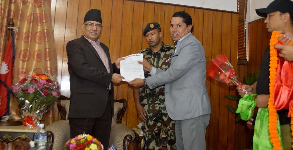 Rishi-Dhamala-With-PM-Pra-1470812159.jpg