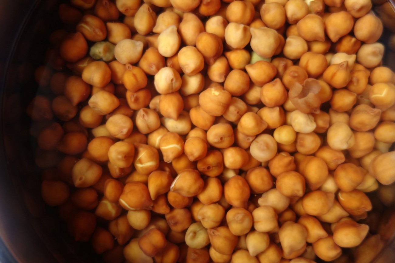 black-chickpea-curry-1-1565423631.jpg