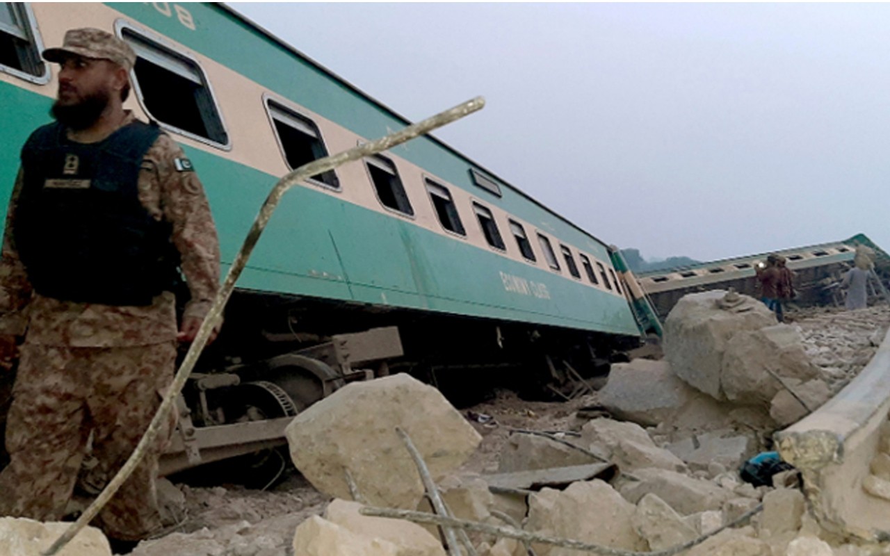 Pakistan_train_accident-1623044210.jpg